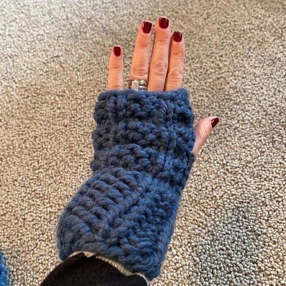 NWOT Fingerless Hand Knit Navy Blue Gloves - Picture 4 of 4